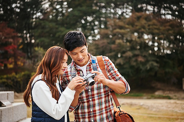 포토 JPG 주간 나무 커플 응시 여자 남자 여행 가방 데이트 서기 미소 사람 상반신 20대 성인 야외 두명 앞모습 옆모습 카메라 한국인 가을 국내여행 성인만 세종대왕릉 국내포토 여주시 자연요소 식물 시선 잡화 계절 뷰포인트 관계 모션 표정 동양인 청년 전자제품 경기도 왕릉 파일형식 여주_지역