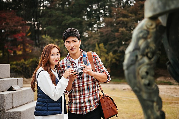 포토 JPG 주간 나무 커플 응시 여자 남자 여행 가방 데이트 서기 미소 들기 사람 상반신 20대 성인 야외 두명 앞모습 옆모습 카메라 한국인 문화재 가을 구경 천체관측 국내여행 혼천의 성인만 세종대왕릉 국내포토 여주시 자연요소 식물 시선 잡화 계절 뷰포인트 관계 모션 표정 동양인 청년 전자제품 관측 경기도 왕릉 파일형식 여주_지역