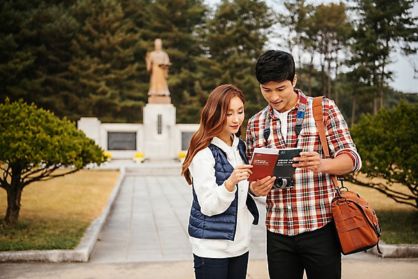 포토 JPG 주간 나무 커플 응시 여자 남자 여행 가방 데이트 서기 사람 상반신 20대 성인 야외 두명 앞모습 관광지 동상 카메라 한국인 가을 가이드북 국내여행 성인만 세종대왕릉 국내포토 여주시 자연요소 식물 시선 잡화 계절 뷰포인트 관계 모션 동양인 청년 전자제품 조형물 경기도 기념물 왕릉 파일형식 여주_지역