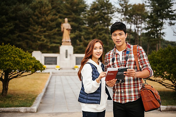 포토 JPG 주간 나무 커플 응시 여자 남자 여행 가방 데이트 서기 미소 들기 사람 상반신 20대 성인 야외 두명 앞모습 관광지 동상 카메라 한국인 가을 가이드북 국내여행 성인만 세종대왕릉 국내포토 여주시 자연요소 식물 시선 잡화 계절 뷰포인트 관계 모션 표정 동양인 청년 전자제품 조형물 경기도 기념물 왕릉 파일형식 여주_지역