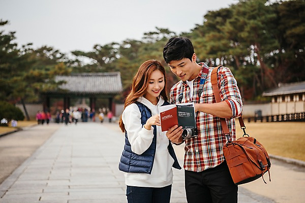 포토 JPG 주간 나무 커플 응시 여자 남자 여행 가방 데이트 한국건축 서기 미소 사람 상반신 20대 성인 야외 두명 앞모습 관광지 여행객 카메라 궁전 한국인 가을 가이드북 국내여행 성인만 세종대왕릉 국내포토 여주시 자연요소 식물 시선 잡화 계절 건축 뷰포인트 고건축 관계 모션 표정 동양인 청년 전자제품 경기도 왕릉 파일형식 여주_지역