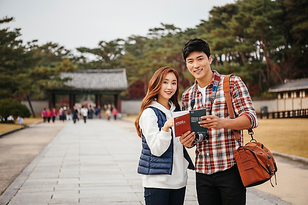 포토 JPG 주간 나무 커플 응시 여자 남자 여행 고건축 가방 데이트 한국건축 서기 미소 들기 사람 상반신 20대 성인 야외 두명 앞모습 관광지 여행객 궁전 한국인 가을 가이드북 국내여행 성인만 세종대왕릉 국내포토 여주시 자연요소 식물 건축물 시선 잡화 계절 건축 뷰포인트 관계 모션 표정 동양인 청년 경기도 왕릉 파일형식 여주_지역