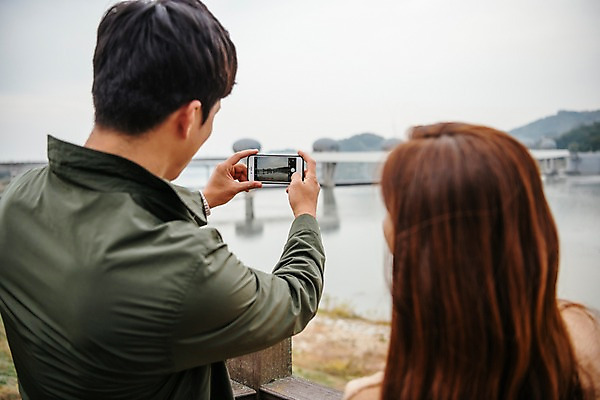 포토 JPG 주간 커플 응시 여자 남자 여행 데이트 서기 들기 사람 상반신 20대 성인 야외 두명 뒷모습 스마트폰 강 사진촬영 한국인 가을 즐거움 국내여행 이포보 가교 성인만 국내포토 여주시 자연요소 건축물 시선 계절 감정 뷰포인트 관계 모션 동양인 청년 핸드폰 스마트기기 촬영 경기도 파일형식 여주_지역