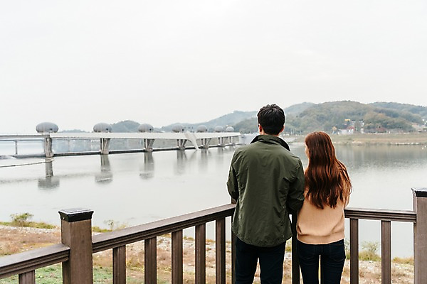 포토 JPG 주간 커플 응시 여자 남자 여행 데이트 난간 서기 사람 풍경 상반신 20대 성인 야외 두명 뒷모습 강 기댐 한국인 가을 즐거움 국내여행 이포보 가교 성인만 국내포토 여주시 자연요소 건축물 시선 계절 감정 뷰포인트 관계 모션 동양인 청년 경기도 파일형식 여주_지역
