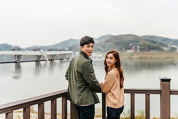 포토 JPG 주간 커플 응시 여자 남자 여행 데이트 난간 서기 미소 사람 상반신 20대 성인 야외 두명 뒷모습 강 한국인 가을 잡기 뒤돌아보기 즐거움 국내여행 이포보 가교 성인만 국내포토 여주시 자연요소 건축물 시선 계절 감정 뷰포인트 관계 모션 표정 동양인 청년 경기도 파일형식 여주_지역