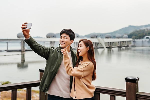 포토 JPG 주간 커플 응시 여자 남자 여행 포즈 데이트 난간 서기 미소 사람 상반신 20대 성인 야외 두명 앞모습 옆모습 스마트폰 강 한국인 가을 셀프카메라 즐거움 브이 국내여행 이포보 가교 성인만 국내포토 여주시 자연요소 건축물 시선 계절 감정 뷰포인트 관계 모션 표정 동양인 손짓 청년 핸드폰 스마트기기 사진촬영 경기도 파일형식 여주_지역