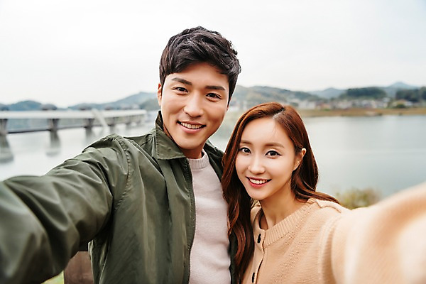 포토 JPG 주간 커플 응시 여자 남자 여행 데이트 서기 미소 사람 근접촬영 상반신 20대 성인 야외 두명 앞모습 강 한국인 가을 셀프카메라 즐거움 국내여행 이포보 가교 성인만 국내포토 여주시 자연요소 건축물 시선 계절 감정 뷰포인트 관계 모션 표정 동양인 청년 사진촬영 경기도 파일형식 여주_지역
