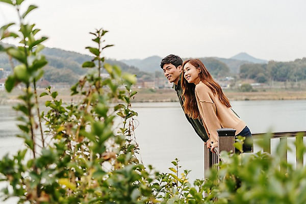 포토 JPG 주간 커플 응시 여자 남자 여행 데이트 난간 서기 미소 사람 상반신 20대 성인 야외 두명 옆모습 강 기댐 한국인 가을 나뭇가지 잡기 즐거움 국내여행 이포보 성인만 국내포토 여주시 자연요소 나무 시선 계절 감정 뷰포인트 관계 모션 표정 동양인 청년 경기도 파일형식 여주_지역