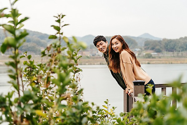 포토 JPG 주간 나무 커플 응시 여자 남자 여행 데이트 난간 서기 미소 사람 풍경 상반신 20대 성인 야외 두명 옆모습 강 기댐 한국인 가을 잡기 즐거움 국내여행 이포보 성인만 국내포토 여주시 자연요소 식물 시선 계절 감정 뷰포인트 관계 모션 표정 동양인 청년 경기도 파일형식 여주_지역