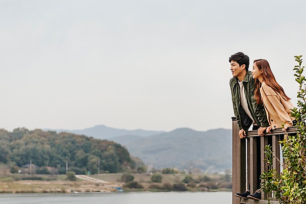 포토 JPG 주간 전신 커플 응시 여자 남자 여행 데이트 난간 서기 사람 풍경 20대 성인 야외 두명 옆모습 강 기댐 한국인 가을 즐거움 국내여행 이포보 성인만 국내포토 여주시 자연요소 시선 계절 감정 뷰포인트 관계 모션 동양인 청년 경기도 파일형식 여주_지역