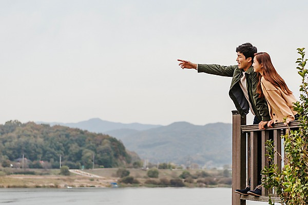 포토 JPG 주간 커플 응시 여자 남자 여행 데이트 난간 서기 미소 사람 풍경 상반신 20대 성인 야외 두명 옆모습 강 기댐 한국인 가을 가리킴 즐거움 국내여행 이포보 성인만 국내포토 여주시 자연요소 시선 계절 감정 뷰포인트 관계 모션 표정 동양인 손짓 청년 경기도 파일형식 여주_지역