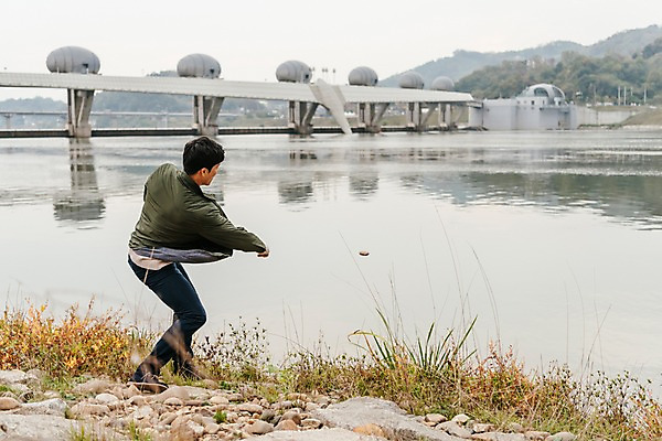 포토 JPG 주간 전신 남자 여행 한명 서기 사람 풍경 20대 성인 야외 뒷모습 강 한국인 가을 조약돌 던지기 강가 즐거움 국내여행 물수제비 이포보 가교 성인남자한명만 국내포토 여주시 자연요소 1 건축물 계절 감정 뷰포인트 모션 동양인 청년 돌_바위 경기도 남자한명만 성인남자만 파일형식 여주_지역