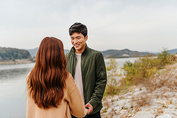 포토 JPG 주간 커플 응시 여자 남자 여행 데이트 미소 사람 상반신 20대 성인 야외 두명 앞모습 뒷모습 강 마주보기 손잡기 한국인 가을 강가 즐거움 국내여행 이포보 성인만 국내포토 여주시 자연요소 시선 계절 감정 뷰포인트 관계 모션 표정 동양인 청년 경기도 파일형식 여주_지역