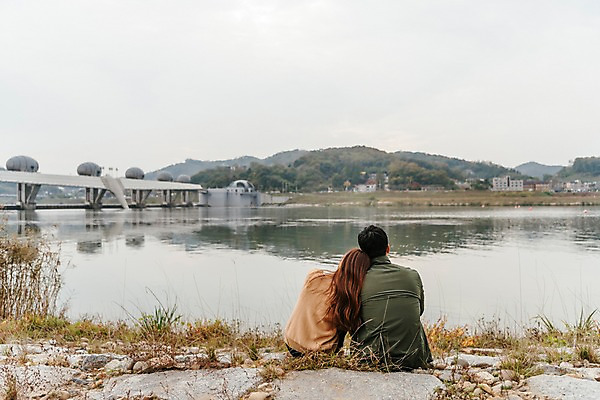 포토 JPG 주간 커플 응시 여자 남자 여행 데이트 사람 풍경 상반신 20대 성인 야외 두명 뒷모습 강 기댐 한국인 가을 강가 즐거움 국내여행 이포보 가교 성인만 국내포토 여주시 자연요소 건축물 시선 계절 감정 뷰포인트 관계 모션 동양인 청년 경기도 파일형식 여주_지역