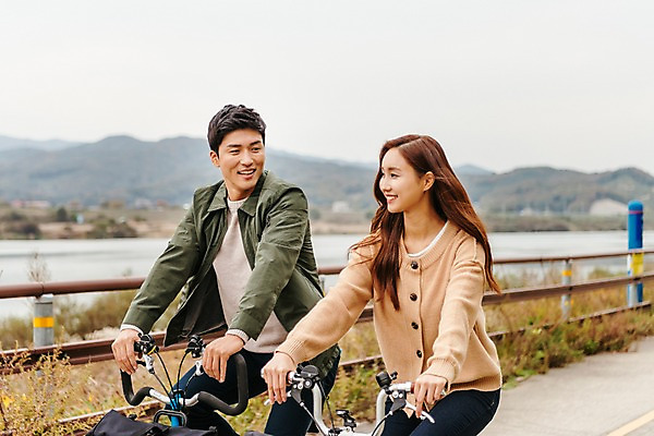 포토 JPG 주간 커플 응시 여자 남자 도로 여행 데이트 난간 미소 사람 상반신 20대 성인 야외 두명 앞모습 강 자전거 한국인 가을 승차 즐거움 국내여행 이포보 성인만 국내포토 여주시 자연요소 시선 계절 감정 길 뷰포인트 관계 교통시설 모션 표정 동양인 청년 바이크 경기도 파일형식 여주_지역