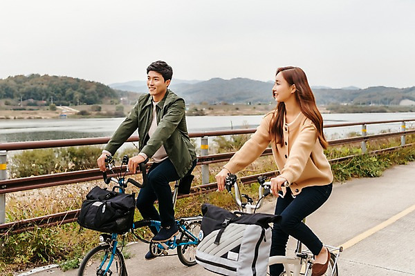 포토 JPG 주간 전신 커플 응시 여자 남자 도로 여행 데이트 난간 미소 사람 풍경 20대 성인 야외 두명 옆모습 강 자전거 한국인 가을 승차 강가 즐거움 억새 국내여행 이포보 성인만 국내포토 여주시 자연요소 식물 시선 계절 감정 길 뷰포인트 관계 교통시설 모션 표정 동양인 청년 바이크 경기도 파일형식 여주_지역