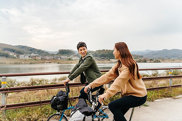 포토 JPG 주간 구름 커플 응시 여자 남자 도로 여행 데이트 난간 하늘 미소 사람 상반신 20대 성인 야외 두명 옆모습 강 마주보기 자전거 한국인 가을 승차 강가 즐거움 국내여행 이포보 성인만 국내포토 여주시 자연요소 시선 계절 감정 길 뷰포인트 관계 교통시설 모션 표정 동양인 청년 바이크 경기도 파일형식 여주_지역