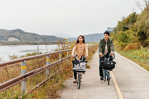 포토 JPG 주간 전신 나무 커플 응시 여자 남자 여행 데이트 미소 사람 풍경 20대 성인 야외 두명 앞모습 자전거 한국인 가을 승차 강가 즐거움 국내여행 이포보 성인만 국내포토 여주시 자연요소 식물 시선 계절 감정 뷰포인트 관계 모션 표정 동양인 청년 강 바이크 경기도 파일형식 여주_지역