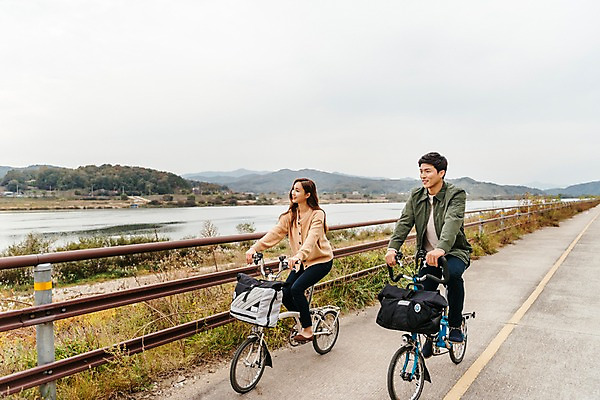 포토 JPG 주간 전신 커플 응시 여자 남자 도로 여행 데이트 난간 미소 사람 풍경 20대 성인 야외 두명 앞모습 옆모습 강 자전거 한국인 가을 승차 강가 즐거움 억새 국내여행 이포보 성인만 국내포토 여주시 자연요소 식물 시선 계절 감정 길 뷰포인트 관계 교통시설 모션 표정 동양인 청년 바이크 경기도 파일형식 여주_지역