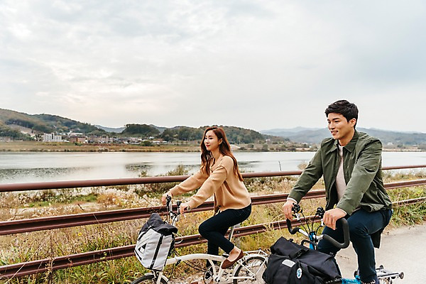 포토 JPG 주간 전신 커플 응시 여자 남자 도로 여행 데이트 난간 미소 사람 풍경 20대 성인 야외 두명 옆모습 강 자전거 한국인 가을 승차 강가 즐거움 억새 국내여행 이포보 성인만 국내포토 여주시 자연요소 식물 시선 계절 감정 길 뷰포인트 관계 교통시설 모션 표정 동양인 청년 바이크 경기도 파일형식 여주_지역