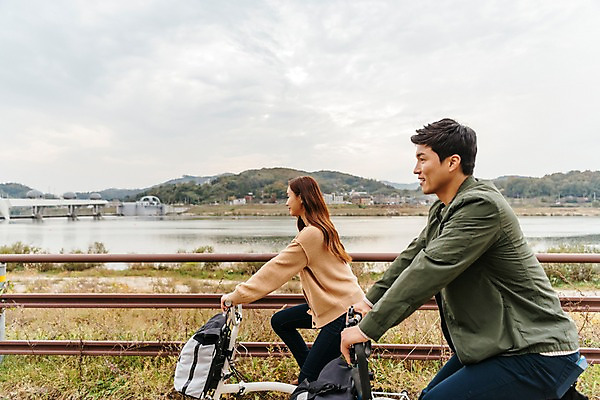 포토 JPG 주간 구름 커플 응시 여자 남자 여행 데이트 난간 하늘 미소 사람 풍경 상반신 20대 성인 야외 두명 옆모습 강 자전거 한국인 가을 승차 강가 즐거움 억새 국내여행 이포보 가교 성인만 국내포토 여주시 자연요소 식물 건축물 시선 계절 감정 뷰포인트 관계 모션 표정 동양인 청년 바이크 경기도 파일형식 여주_지역