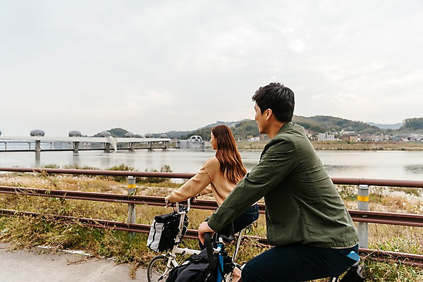 포토 JPG 주간 커플 여자 남자 여행 데이트 난간 사람 풍경 상반신 20대 성인 야외 두명 옆모습 강 자전거 한국인 가을 승차 강가 즐거움 억새 국내여행 이포보 가교 성인만 국내포토 여주시 자연요소 식물 건축물 계절 감정 뷰포인트 관계 모션 동양인 청년 바이크 경기도 파일형식 여주_지역