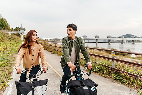 포토 JPG 주간 커플 응시 여자 남자 도로 여행 데이트 난간 미소 사람 잔디 상반신 20대 성인 야외 두명 앞모습 강 자전거 한국인 가을 승차 즐거움 국내여행 이포보 가교 성인만 국내포토 여주시 자연요소 식물 건축물 시선 계절 감정 길 뷰포인트 관계 교통시설 모션 표정 동양인 청년 바이크 경기도 파일형식 여주_지역