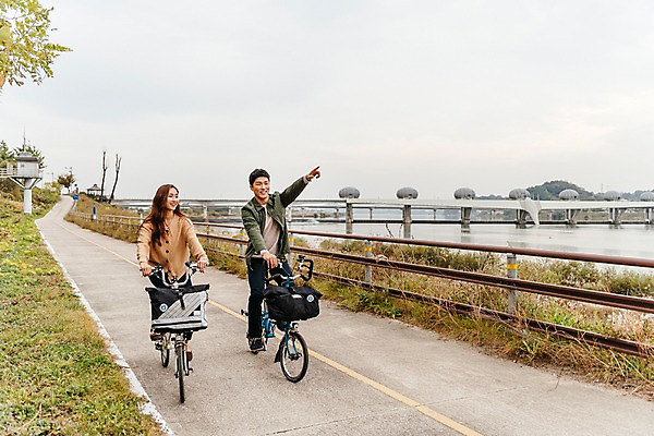 포토 JPG 주간 전신 커플 응시 여자 남자 도로 여행 데이트 난간 미소 사람 풍경 잔디 20대 성인 야외 두명 앞모습 강 자전거 한국인 가을 가리킴 승차 즐거움 억새 국내여행 이포보 가교 성인만 국내포토 여주시 자연요소 식물 건축물 시선 계절 감정 길 뷰포인트 관계 교통시설 모션 표정 동양인 손짓 청년 바이크 경기도 파일형식 여주_지역