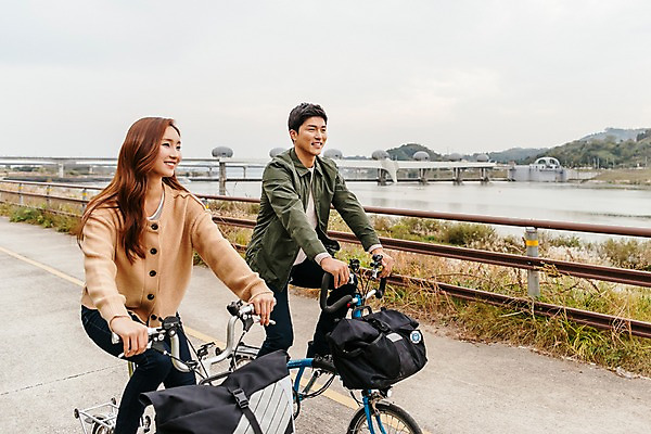 포토 JPG 주간 전신 커플 응시 여자 남자 도로 여행 데이트 난간 미소 사람 20대 성인 야외 두명 옆모습 강 자전거 한국인 가을 승차 즐거움 억새 국내여행 이포보 가교 성인만 국내포토 여주시 자연요소 식물 건축물 시선 계절 감정 길 뷰포인트 관계 교통시설 모션 표정 동양인 청년 바이크 경기도 파일형식 여주_지역