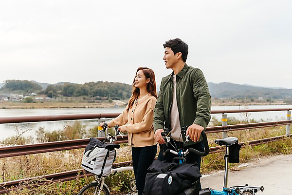 포토 JPG 주간 커플 응시 여자 남자 여행 데이트 난간 미소 사람 풍경 상반신 20대 성인 야외 두명 옆모습 강 걷기 자전거 한국인 가을 즐거움 억새 국내여행 이포보 성인만 국내포토 여주시 자연요소 식물 시선 계절 감정 뷰포인트 관계 모션 표정 동양인 청년 바이크 경기도 파일형식 여주_지역