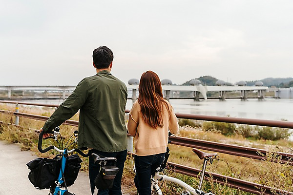 포토 JPG 주간 커플 응시 여자 남자 여행 데이트 난간 사람 풍경 상반신 20대 성인 야외 두명 뒷모습 강 걷기 자전거 한국인 가을 강가 즐거움 억새 국내여행 이포보 가교 성인만 국내포토 여주시 자연요소 식물 건축물 시선 계절 감정 뷰포인트 관계 모션 동양인 청년 바이크 경기도 파일형식 여주_지역