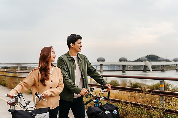 포토 JPG 주간 커플 응시 여자 남자 여행 데이트 난간 하늘 미소 사람 풍경 상반신 20대 성인 야외 두명 앞모습 강 걷기 자전거 한국인 가을 잡기 즐거움 억새 국내여행 이포보 가교 성인만 국내포토 여주시 자연요소 식물 건축물 시선 계절 감정 뷰포인트 관계 모션 표정 동양인 청년 바이크 경기도 파일형식 여주_지역