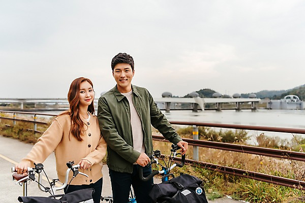 포토 JPG 주간 커플 응시 여자 남자 여행 데이트 난간 미소 사람 상반신 20대 성인 야외 두명 앞모습 강 걷기 자전거 한국인 가을 잡기 즐거움 억새 국내여행 이포보 가교 성인만 국내포토 여주시 자연요소 식물 건축물 시선 계절 감정 뷰포인트 관계 모션 표정 동양인 청년 바이크 경기도 파일형식 여주_지역