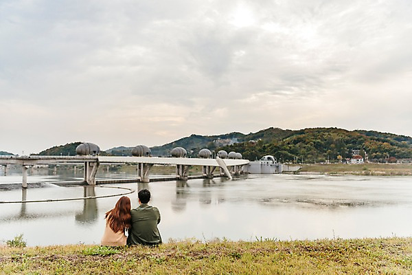 포토 JPG 주간 구름 커플 응시 여자 남자 여행 데이트 하늘 사람 앉기 풍경 잔디 상반신 20대 성인 야외 두명 뒷모습 강 한국인 가을 강가 즐거움 국내여행 이포보 가교 성인만 국내포토 여주시 자연요소 식물 건축물 시선 계절 감정 뷰포인트 관계 모션 동양인 청년 경기도 파일형식 여주_지역