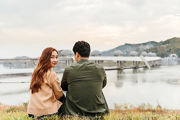 포토 JPG 주간 구름 커플 응시 여자 남자 여행 데이트 사람 앉기 풍경 상반신 20대 성인 야외 두명 뒷모습 강 한국인 가을 뒤돌아보기 즐거움 국내여행 이포보 가교 성인만 국내포토 여주시 자연요소 건축물 시선 계절 감정 뷰포인트 관계 모션 동양인 청년 경기도 파일형식 여주_지역