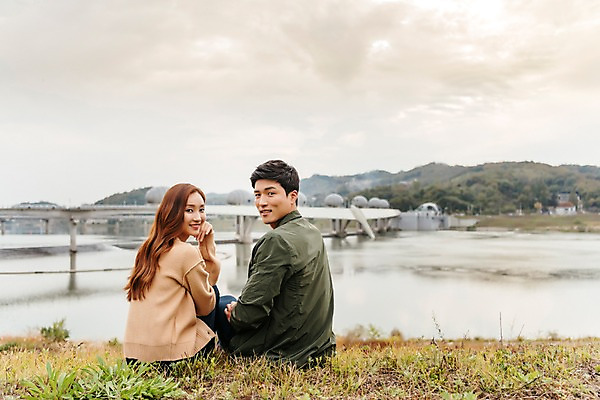 포토 JPG 주간 구름 커플 응시 여자 남자 여행 데이트 하늘 미소 사람 앉기 풍경 잔디 상반신 20대 성인 야외 두명 뒷모습 강 한국인 가을 뒤돌아보기 즐거움 국내여행 이포보 가교 성인만 국내포토 여주시 자연요소 식물 건축물 시선 계절 감정 뷰포인트 관계 모션 표정 동양인 청년 경기도 파일형식 여주_지역