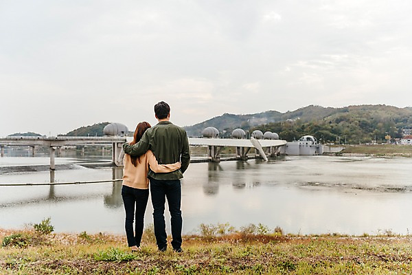 포토 JPG 주간 전신 구름 커플 응시 여자 남자 여행 허리손 데이트 하늘 서기 사람 풍경 잔디 20대 성인 야외 두명 뒷모습 한국인 가을 강가 즐거움 국내여행 이포보 가교 성인만 어깨에손 국내포토 여주시 자연요소 식물 건축물 시선 계절 감정 뷰포인트 포즈 관계 모션 동양인 청년 강 경기도 파일형식 여주_지역
