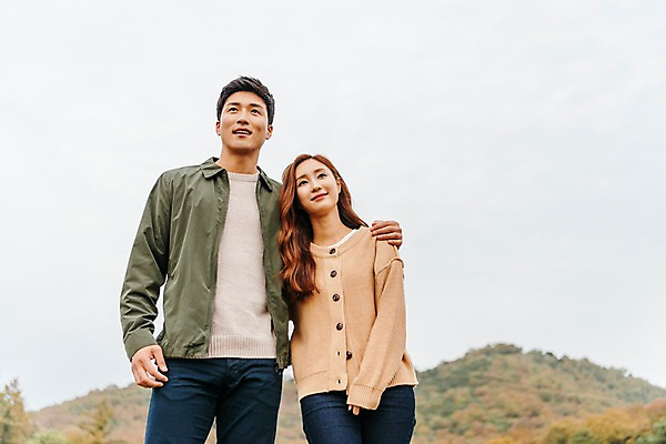 포토 JPG 주간 커플 응시 여자 남자 로우앵글 여행 데이트 안기 서기 미소 사람 상반신 20대 성인 야외 두명 앞모습 한국인 가을 즐거움 국내여행 이포보 성인만 국내포토 여주시 자연요소 시선 계절 감정 뷰포인트 관계 모션 표정 동양인 청년 경기도 파일형식 여주_지역