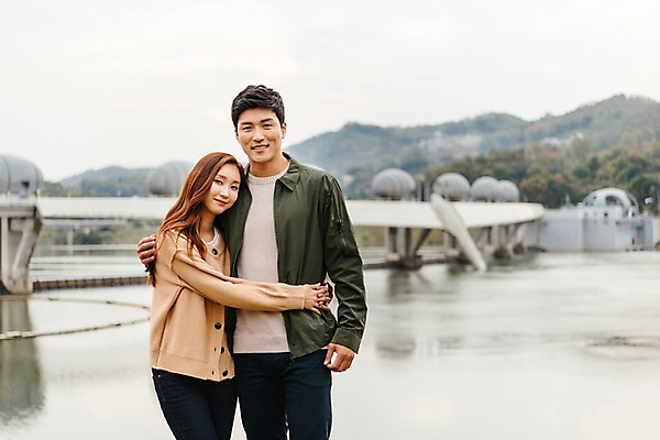 포토 JPG 주간 커플 응시 여자 남자 여행 데이트 안기 서기 미소 사람 상반신 20대 성인 야외 두명 앞모습 강 기댐 한국인 가을 즐거움 국내여행 이포보 가교 성인만 국내포토 여주시 자연요소 건축물 시선 계절 감정 뷰포인트 관계 모션 표정 동양인 청년 경기도 파일형식 여주_지역