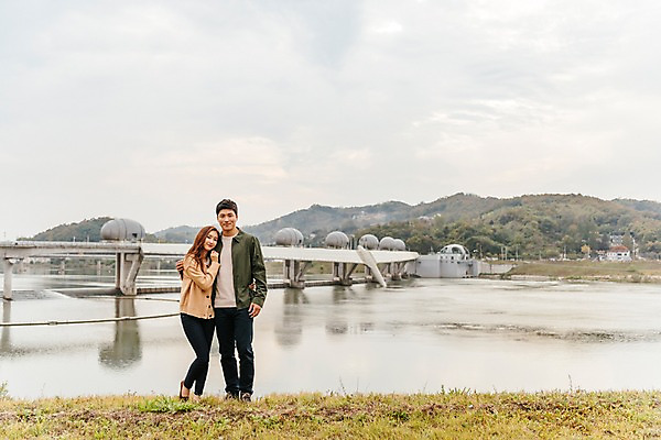 포토 JPG 주간 전신 커플 응시 여자 남자 여행 데이트 하늘 서기 미소 사람 풍경 20대 성인 야외 두명 앞모습 기댐 한국인 가을 강가 즐거움 국내여행 이포보 가교 성인만 국내포토 여주시 자연요소 건축물 시선 계절 감정 뷰포인트 관계 모션 표정 동양인 청년 강 경기도 파일형식 여주_지역