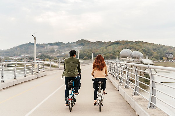 포토 JPG 주간 전신 구름 커플 여자 남자 여행 데이트 하늘 사람 풍경 20대 성인 야외 두명 뒷모습 강 자전거 한국인 가을 승차 즐거움 국내여행 이포보 가교 성인만 국내포토 여주시 자연요소 건축물 계절 감정 뷰포인트 관계 모션 동양인 청년 바이크 경기도 파일형식 여주_지역