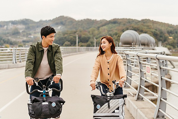 포토 JPG 주간 커플 응시 여자 남자 여행 데이트 미소 사람 풍경 상반신 20대 성인 야외 두명 앞모습 자전거 한국인 가을 승차 즐거움 국내여행 이포보 가교 성인만 국내포토 여주시 자연요소 건축물 시선 계절 감정 뷰포인트 관계 모션 표정 동양인 청년 바이크 경기도 파일형식 여주_지역