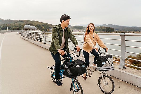 포토 JPG 주간 전신 커플 응시 여자 남자 여행 데이트 미소 사람 20대 성인 야외 두명 앞모습 강 자전거 한국인 가을 승차 즐거움 국내여행 이포보 가교 성인만 국내포토 여주시 자연요소 건축물 시선 계절 감정 뷰포인트 관계 모션 표정 동양인 청년 바이크 경기도 파일형식 여주_지역