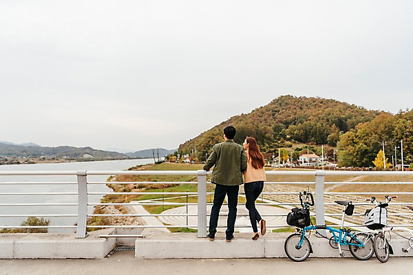 포토 JPG 주간 전신 커플 응시 공원 여자 남자 여행 단풍 데이트 난간 서기 사람 풍경 20대 성인 야외 두명 뒷모습 강 자전거 기댐 한국인 가을 즐거움 국내여행 이포보 가교 성인만 국내포토 여주시 자연요소 건축물 시선 계절 공공시설 감정 뷰포인트 잎 관계 모션 동양인 청년 바이크 경기도 파일형식 여주_지역