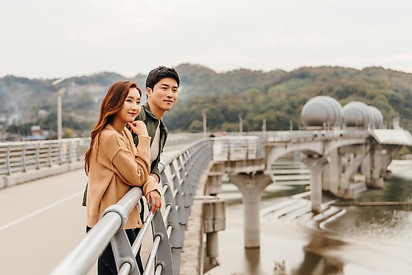 포토 JPG 주간 커플 응시 여자 남자 여행 데이트 난간 서기 미소 사람 상반신 20대 성인 야외 두명 옆모습 강 기댐 한국인 가을 즐거움 국내여행 이포보 가교 성인만 국내포토 여주시 자연요소 건축물 시선 계절 감정 뷰포인트 관계 모션 표정 동양인 청년 경기도 파일형식 여주_지역