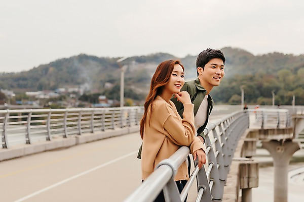 포토 JPG 주간 커플 응시 여자 남자 여행 데이트 난간 서기 미소 사람 상반신 20대 성인 야외 두명 옆모습 기댐 한국인 가을 즐거움 국내여행 이포보 가교 성인만 국내포토 여주시 자연요소 건축물 시선 계절 감정 뷰포인트 관계 모션 표정 동양인 청년 경기도 파일형식 여주_지역
