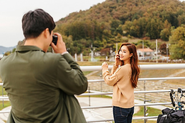 포토 JPG 주간 커플 응시 여자 남자 여행 데이트 서기 미소 사람 상반신 20대 성인 야외 두명 뒷모습 카메라 자전거 사진촬영 한국인 가을 뒤돌아보기 즐거움 국내여행 이포보 가교 성인만 국내포토 여주시 자연요소 건축물 시선 계절 감정 뷰포인트 관계 모션 표정 동양인 청년 전자제품 바이크 촬영 경기도 파일형식 여주_지역