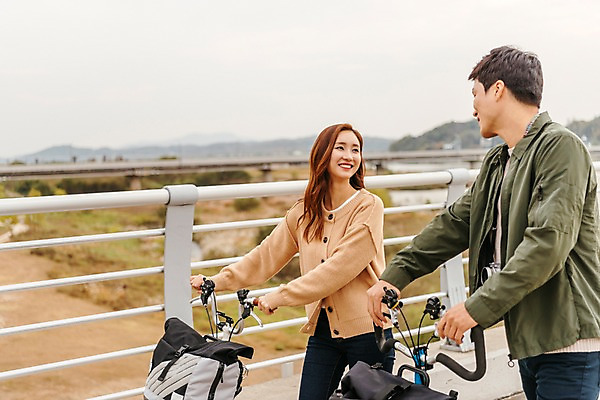 포토 JPG 주간 커플 응시 여자 남자 여행 데이트 대화 미소 사람 초원 상반신 20대 성인 야외 두명 옆모습 마주보기 걷기 자전거 한국인 가을 즐거움 국내여행 이포보 가교 성인만 국내포토 여주시 자연요소 건축물 시선 계절 감정 뷰포인트 관계 모션 표정 말하기 동양인 청년 바이크 경기도 파일형식 여주_지역
