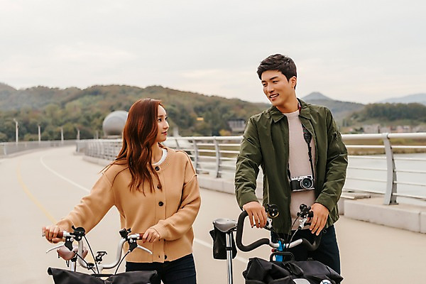 포토 JPG 주간 커플 응시 여자 남자 여행 데이트 미소 사람 상반신 20대 성인 야외 두명 앞모습 강 걷기 자전거 한국인 가을 즐거움 국내여행 이포보 가교 성인만 국내포토 여주시 자연요소 건축물 시선 계절 감정 뷰포인트 관계 모션 표정 동양인 청년 바이크 경기도 파일형식 여주_지역