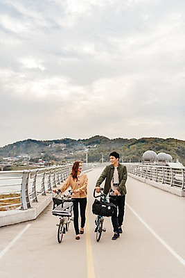 포토 JPG 주간 전신 구름 커플 응시 여자 남자 여행 데이트 하늘 미소 사람 풍경 20대 성인 야외 두명 앞모습 강 걷기 자전거 한국인 가을 즐거움 국내여행 이포보 가교 성인만 국내포토 여주시 자연요소 건축물 시선 계절 감정 뷰포인트 관계 모션 표정 동양인 청년 바이크 경기도 파일형식 여주_지역